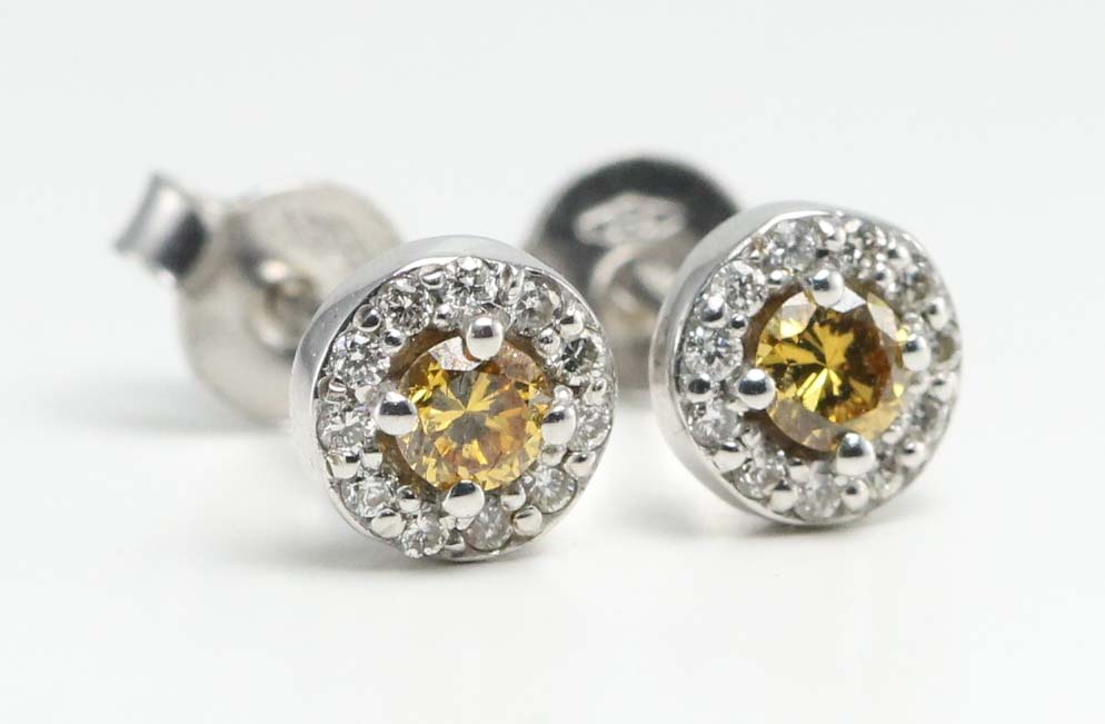 14k Gold round cut diamond earring with set bezel (0.28ct, Yellow(Treated), VS2)